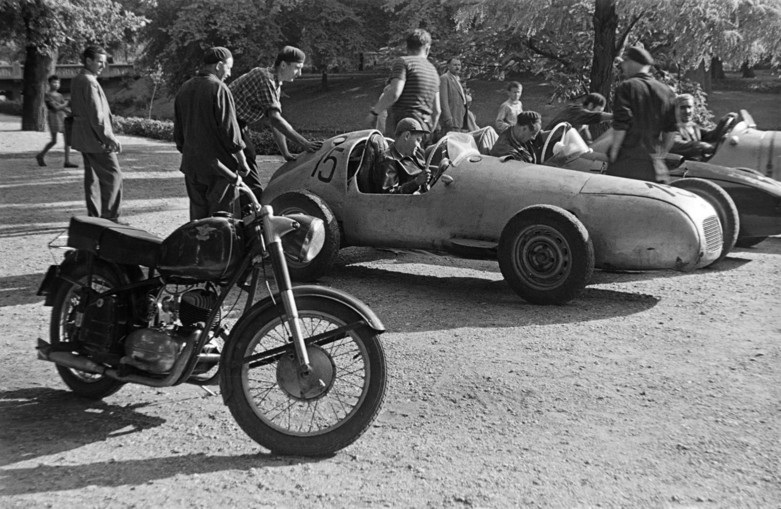 Hungary, Budapest XIV., Paál László út, balra a gyalogos híd a Vajdahunyad várához vezet., 1956, Tóth Tibor, Budapest, starting number, motorcycle, Fortepan #185540