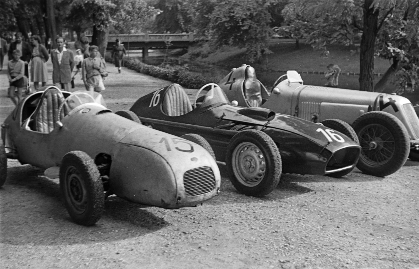 Magyarország, Városliget, Budapest XIV., Paál László út, szemben a gyalogos híd a Vajdahunyad várához vezet., 1956, Tóth Tibor, Budapest, versenyautó, Fortepan #185545