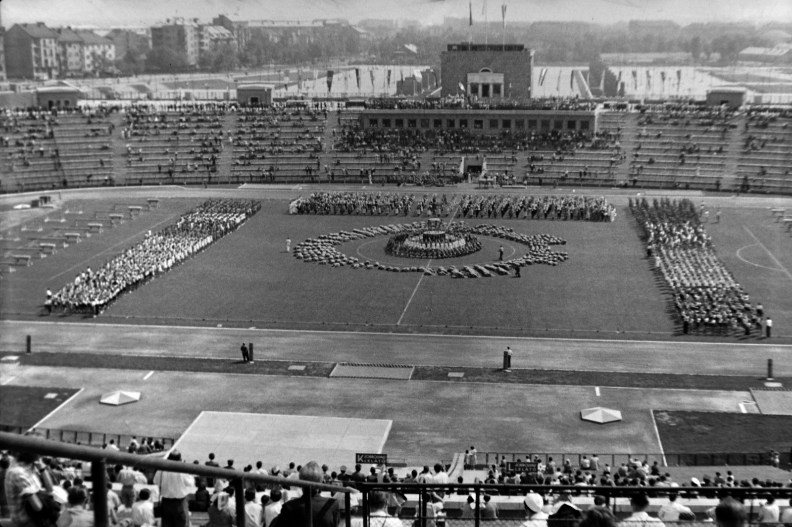 Hungary, Népstadion, Budapest XIV., ünnepség az 1949. évi XX. törvény, a Magyar Népköztársaság Alkotmánya ötödik évfordulója alkalmából 1954. augusztus 20-án., 1954, Tóth Tibor, Budapest, festive, stadium, political decoration, Fortepan #185554