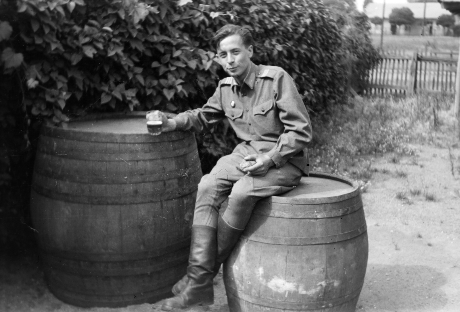 1954, Tóth Tibor, soldier, barrel, beer mug, Fortepan #185562