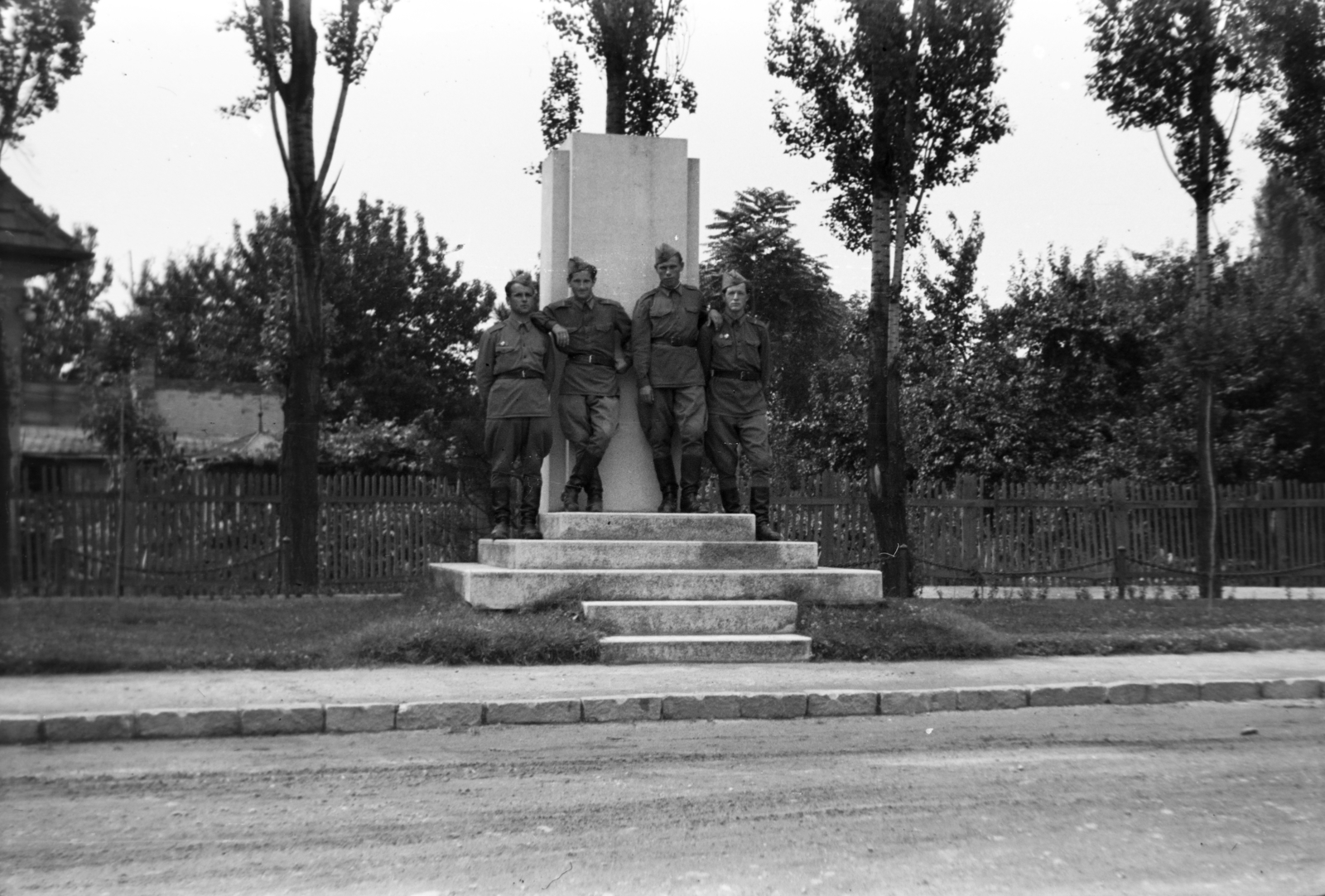 Hungary, Budapest XVIII., Béke tér, az egykori országzászló talapzata a Rudawszky utca - Királyhágó utca közötti szakaszon., 1954, Tóth Tibor, Budapest, tableau, soldier, pedestal, Fortepan #185570