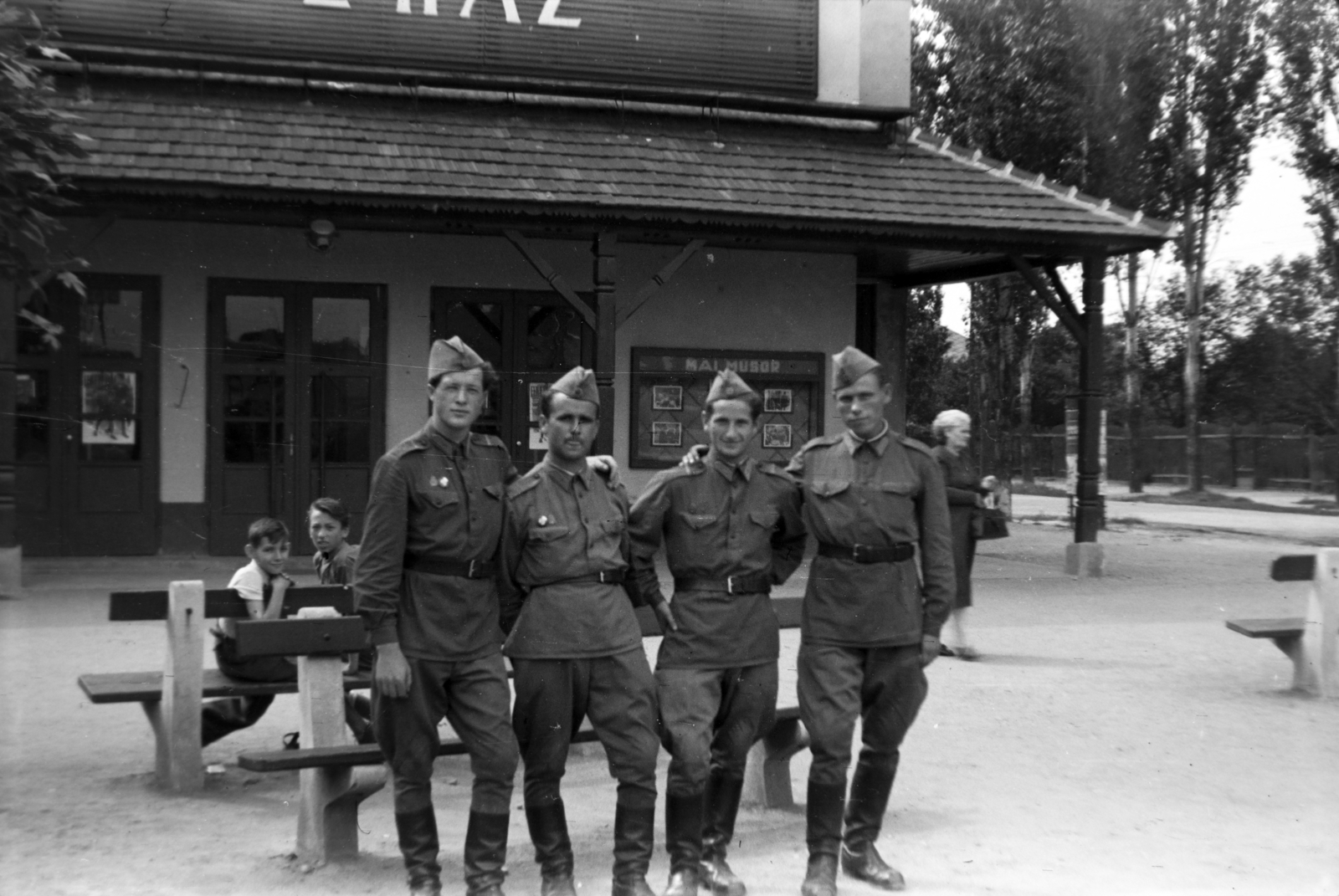 Hungary, Budapest XVIII., Béke tér a Szabadság mozi előtt, jobbra a Rudawszky utca., 1954, Tóth Tibor, Budapest, tableau, soldier, peeking, Fortepan #185573