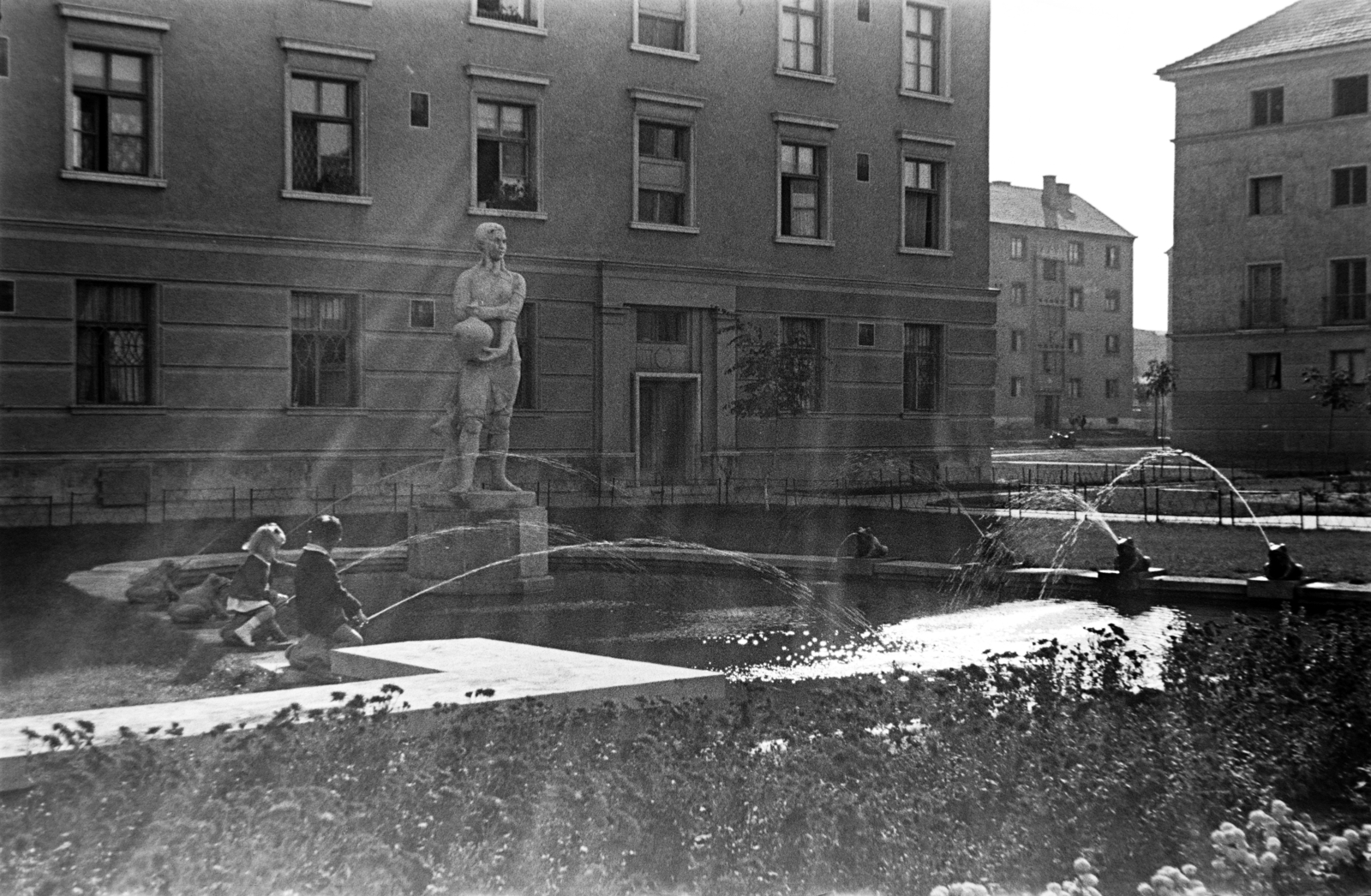 Hungary, Dunaújváros, (Sztálinváros), Dózsa György (Ságvári) tér, a Korsós lány szobra Wagner Nándor alkotása (1955)., 1955, Tóth Tibor, sculpture, girl, blocks, fountain, female figure, Fortepan #185576