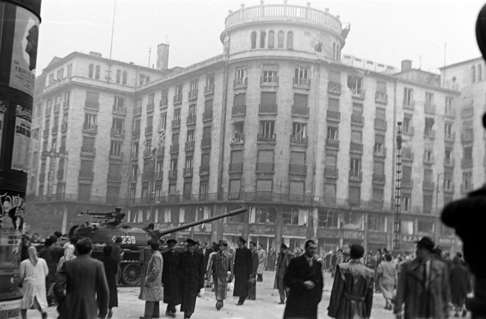 Magyarország, Budapest V.,Budapest VII., Astoria kereszteződés, Károly (Tanács) körút - Rákóczi út sarok, háttérben az MTA lakóház., 1956, Tóth Tibor, Budapest, járókelő, utcakép, harckocsi, Fortepan #185590