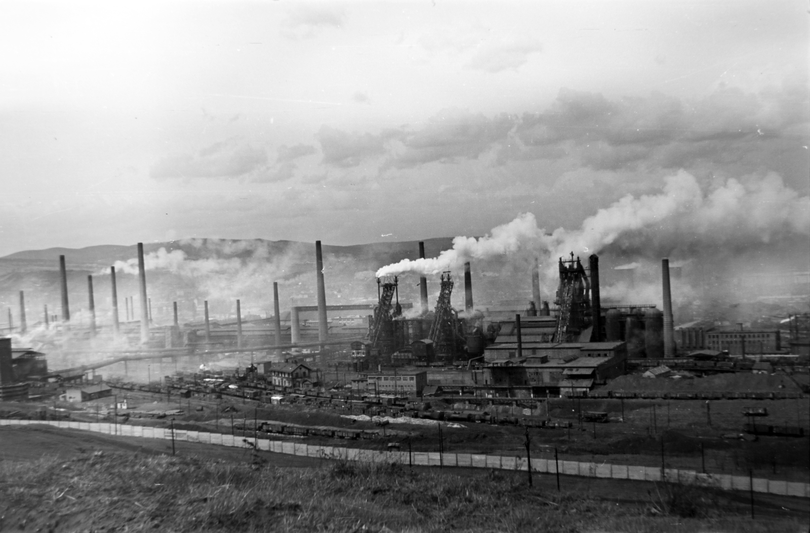 Magyarország, Miskolc,Diósgyőr, Lenin Kohászati Művek (Vasgyár)., 1957, Tóth Tibor, füst, gyártelep, kémény, Fortepan #185599