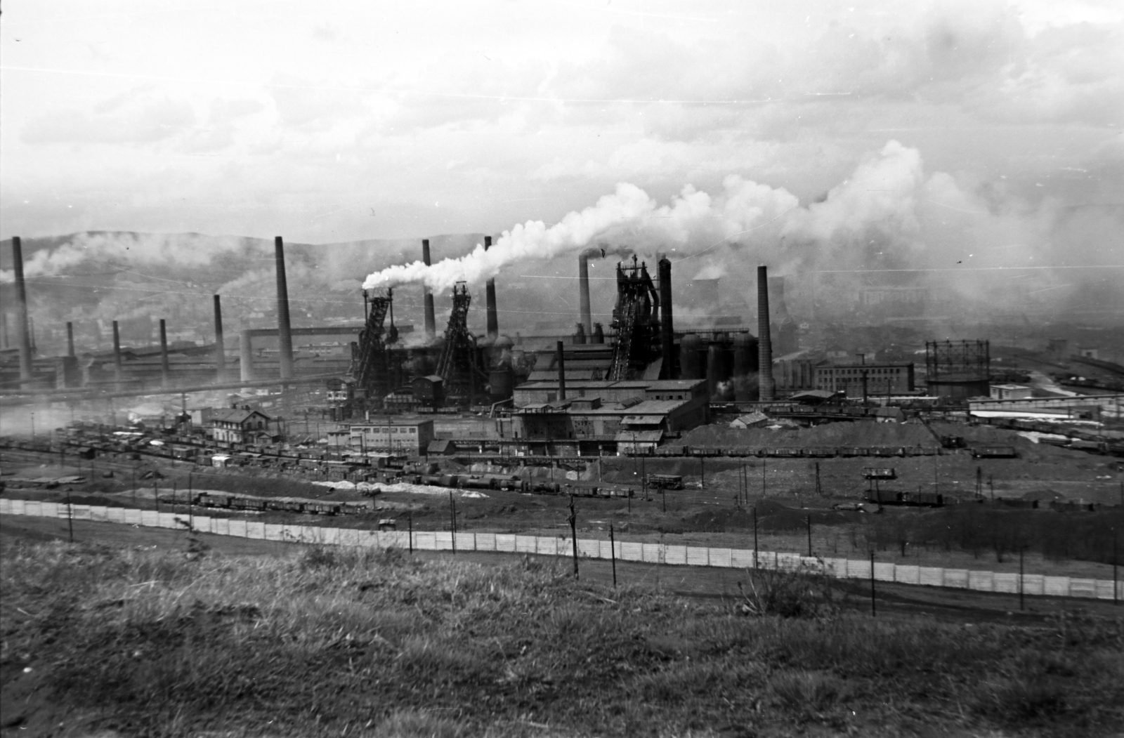 Hungary, Miskolc, Lenin Kohászati Művek (Vasgyár)., 1957, Tóth Tibor, smoke, factory, Fortepan #185600
