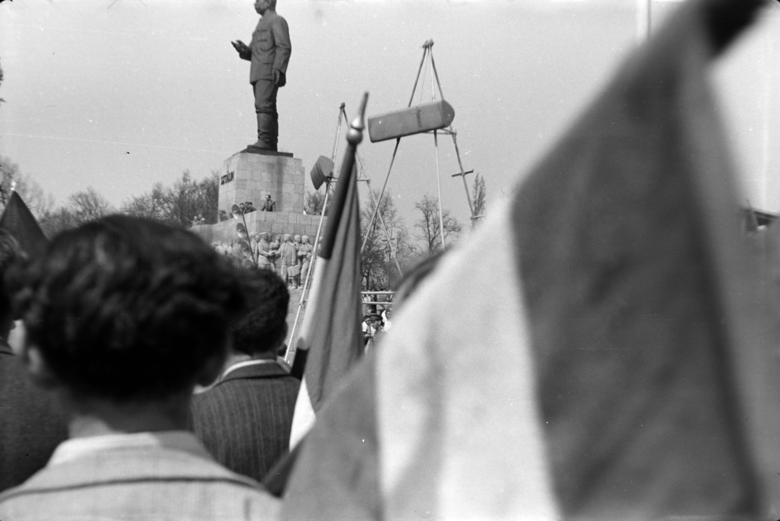 Magyarország, Budapest XIV., Ötvenhatosok tere (Sztálin tér), május 1-i felvonulás, szemben a Sztálin szobor., 1955, Tóth Tibor, Budapest, dísztribün, Sztálin ábrázolás, Fortepan #185609