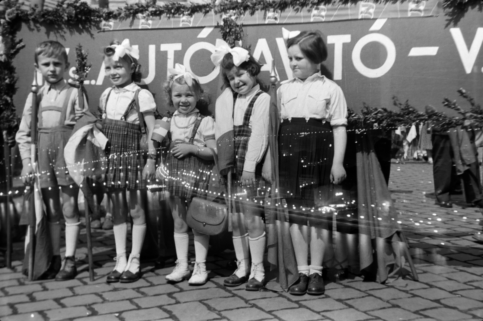 1954, Tóth Tibor, gyerekek, zászló, ünneplő ruha, rontott fotó, Fortepan #185610