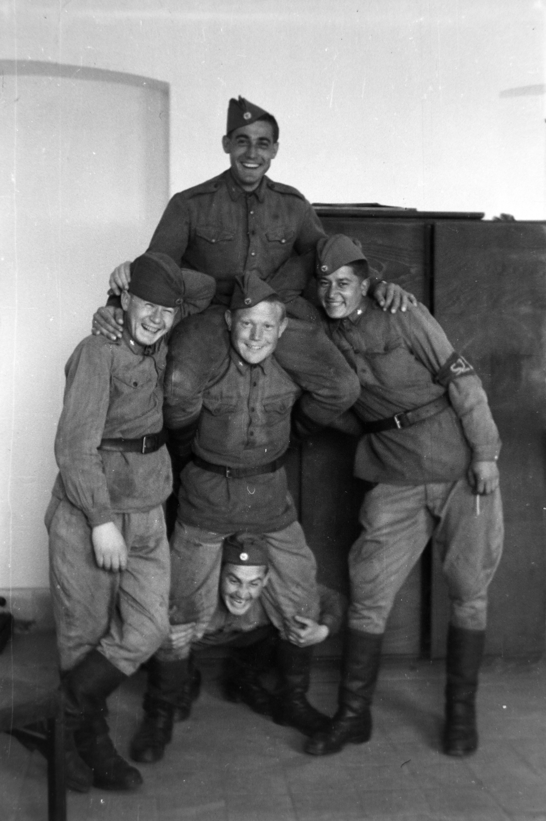 1954, Tóth Tibor, tableau, soldier, jesting, human pyramid, Fortepan #185614