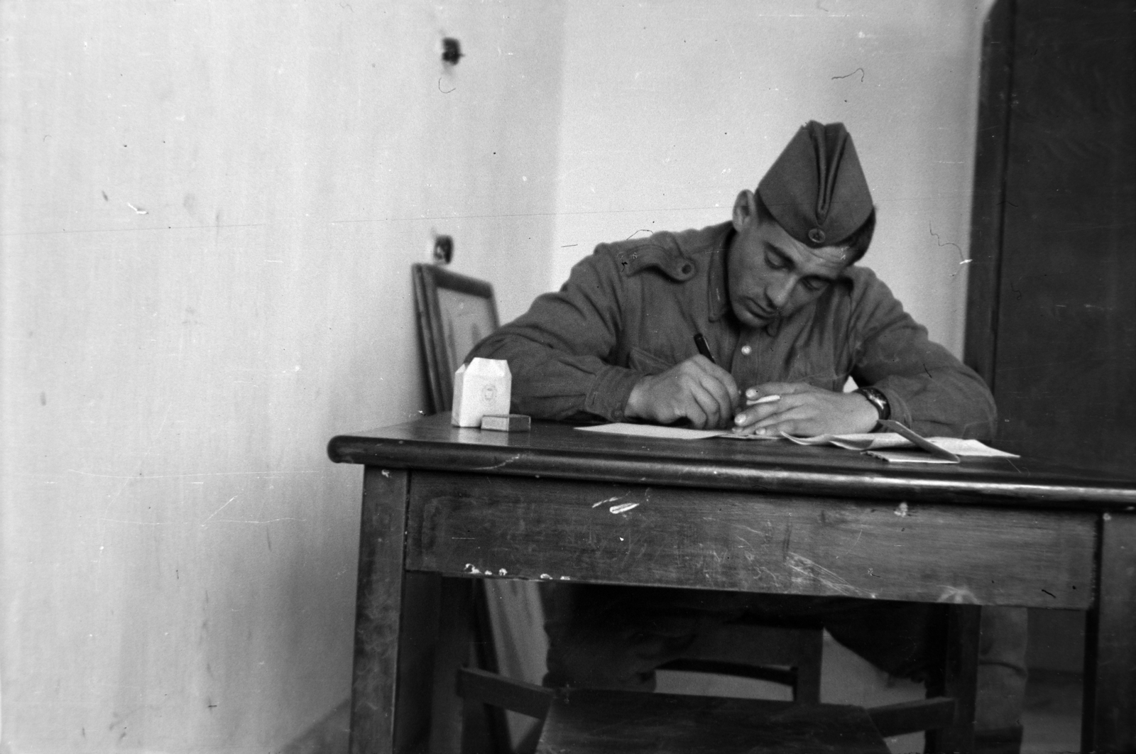 1954, Tóth Tibor, soldier, writing, side cap, table, Fortepan #185617