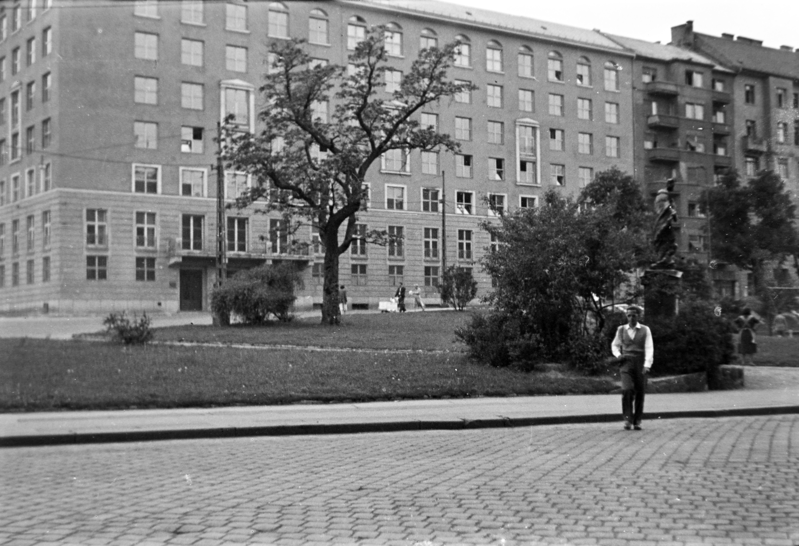Magyarország, Budapest I., Attila út, szemben a Krisztina körút házai. Jobbra Nepomuki Szent János szobra a Horváth-kert déli végénél., 1957, Tóth Tibor, Budapest, bérház, Nepomuki Szent János-ábrázolás, Fortepan #185622
