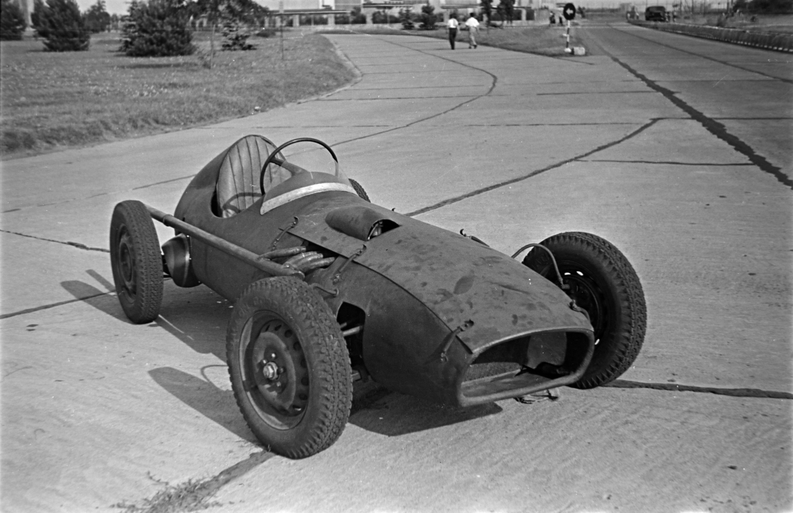Hungary, Budapest XVIII., a Ferihegyi repülőtérre vezető út a repülőtér előtt. Tóth Gyula sajátépítésű Skoda special versenyautója., 1955, Tóth Tibor, Budapest, Fortepan #185625