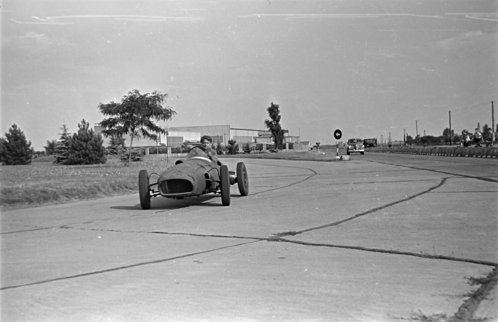 Hungary, Budapest XVIII., a Ferihegyi repülőtérre vezető út a repülőtér előtt. Tóth Gyula az általa épített Skoda special versenyautót teszteli., 1955, Tóth Tibor, Budapest, Fortepan #185628