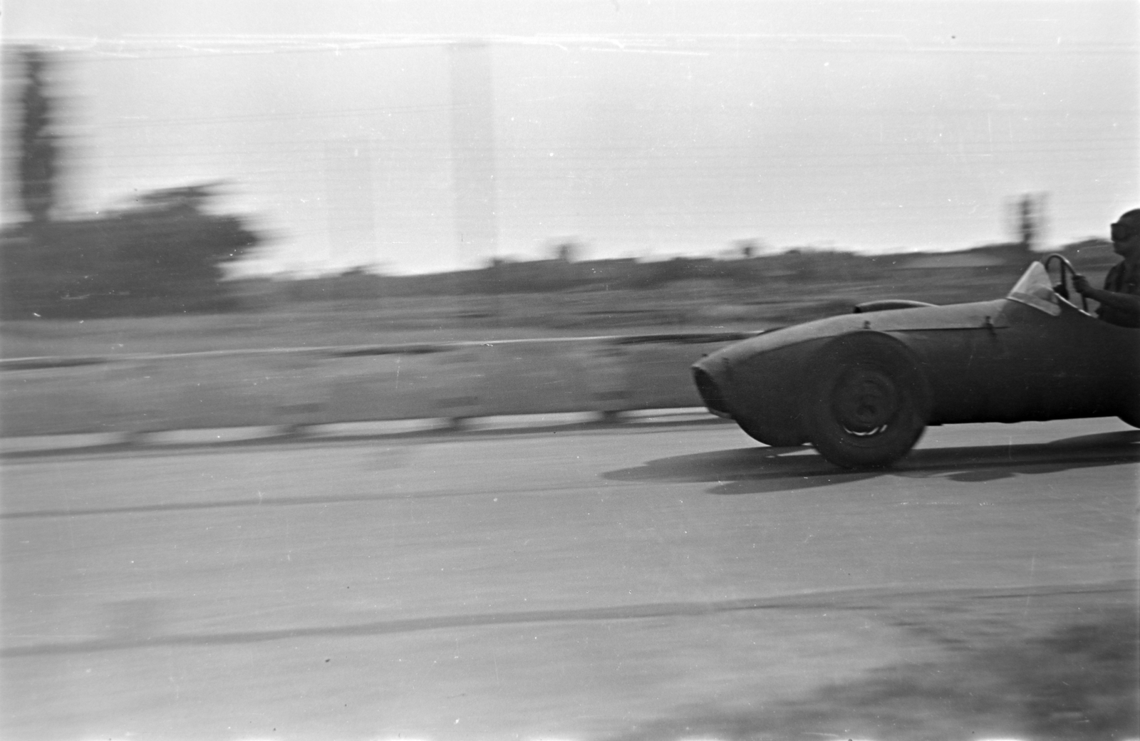 Hungary, Budapest XVIII., a Ferihegyi repülőtérre vezető út a repülőtér előtt. Tóth Gyula az általa épített Skoda special versenyautót teszteli., 1955, Tóth Tibor, Budapest, Fortepan #185629