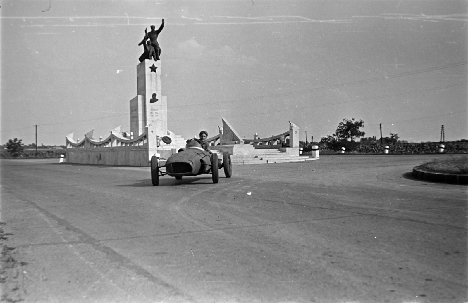 Hungary, Vecsés, Fő út, Steinmetz kapitány emlékműve. Tóth Gyula az általa épített Skoda special versenyautót teszteli., 1955, Tóth Tibor, celebrity, Soviet memorial, Fortepan #185630
