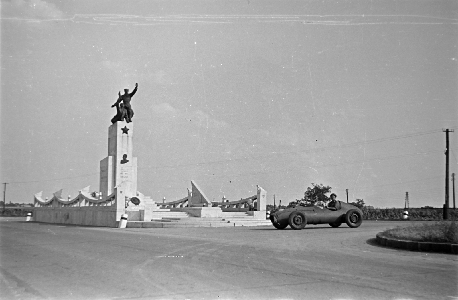 Hungary, Vecsés, Fő út, Steinmetz kapitány emlékműve. Tóth Gyula az általa épített Skoda special versenyautót teszteli., 1955, Tóth Tibor, Soviet memorial, Fortepan #185631