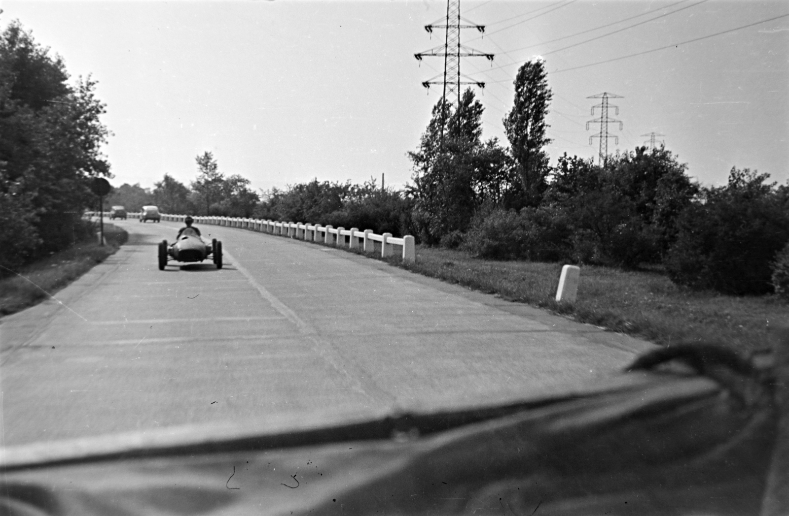 Hungary, Budapest X., a Ferihegyi repülőtérre vezető út a Kőér utca közelében. Tóth Gyula az általa épített Skoda special versenyautót teszteli., 1955, Tóth Tibor, Budapest, road railings, power line, Fortepan #185633