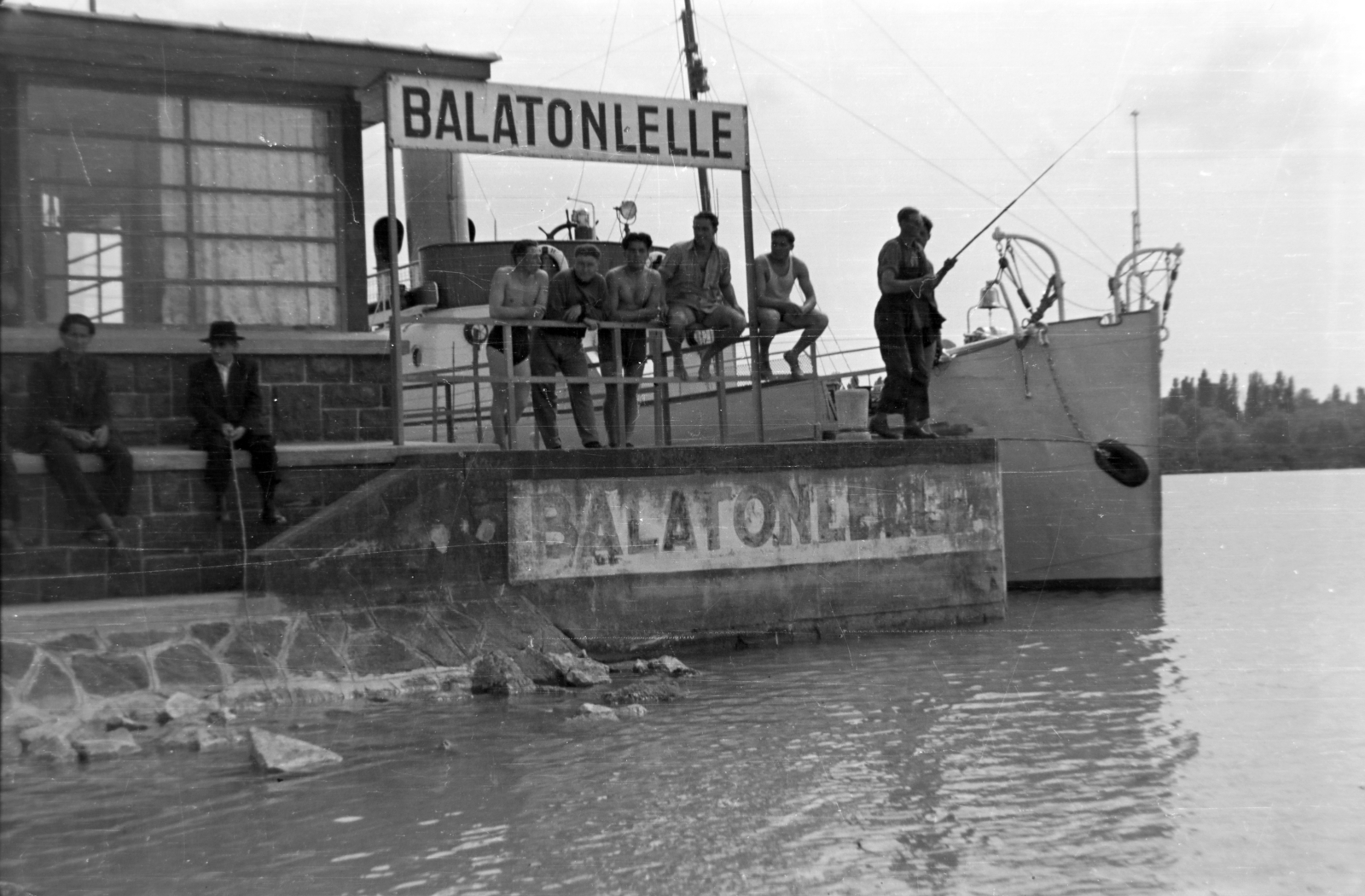 Hungary, Balatonlelle, hajóállomás., 1954, Tóth Tibor, boat station, sitting on a handrail, fishing, Fortepan #185638