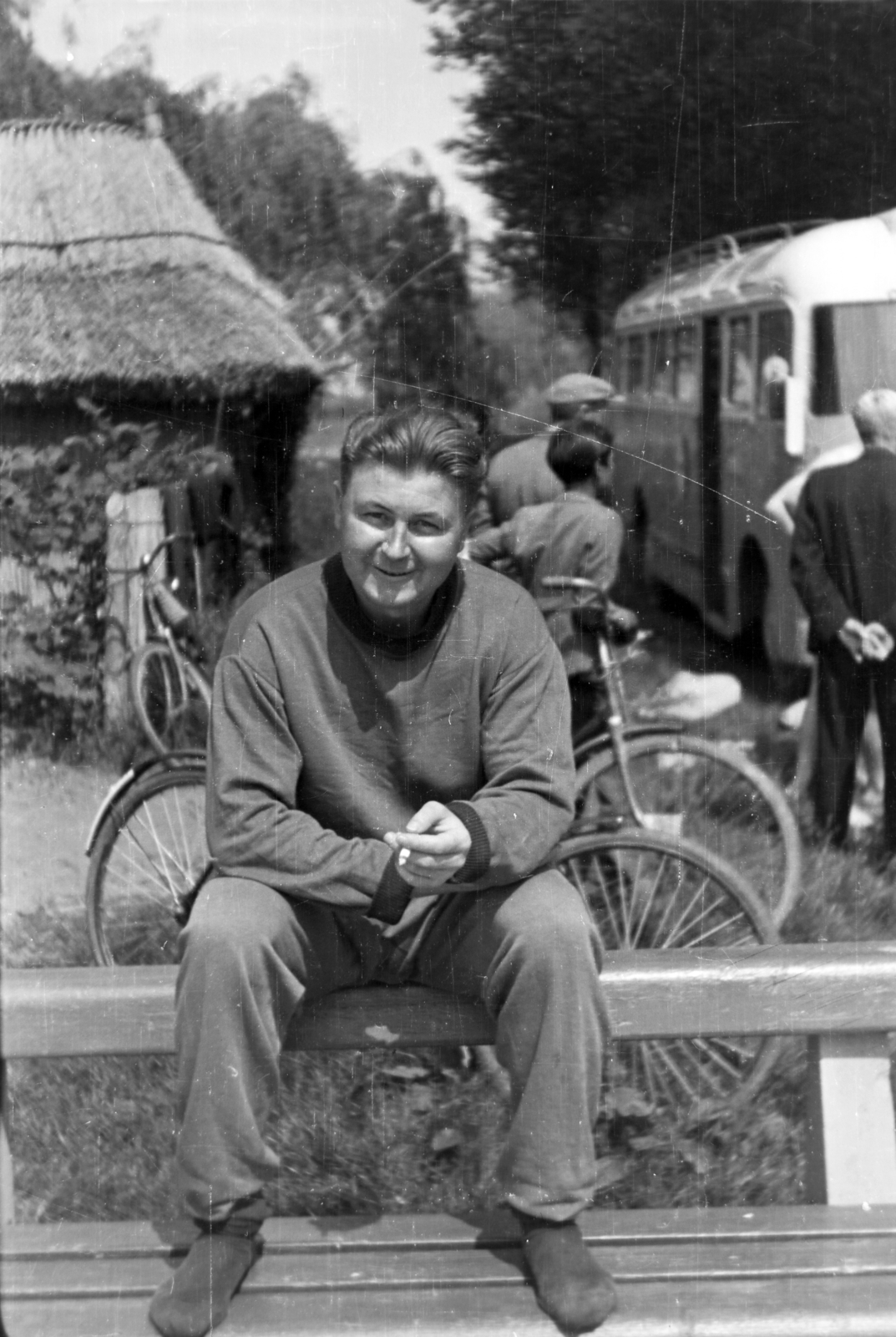 1954, Tóth Tibor, man, bus, thatched roof, sitting on a handrail, Fortepan #185641