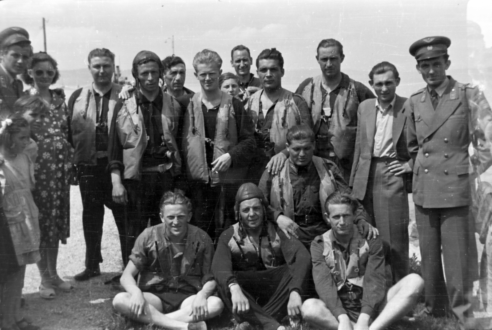 1954, Tóth Tibor, tableau, men, sitting on the ground, uniform, pilot, Fortepan #185644