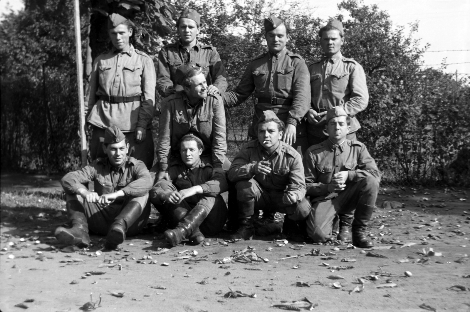 1954, Tóth Tibor, tableau, sitting on the ground, soldier, side cap, Fortepan #185669
