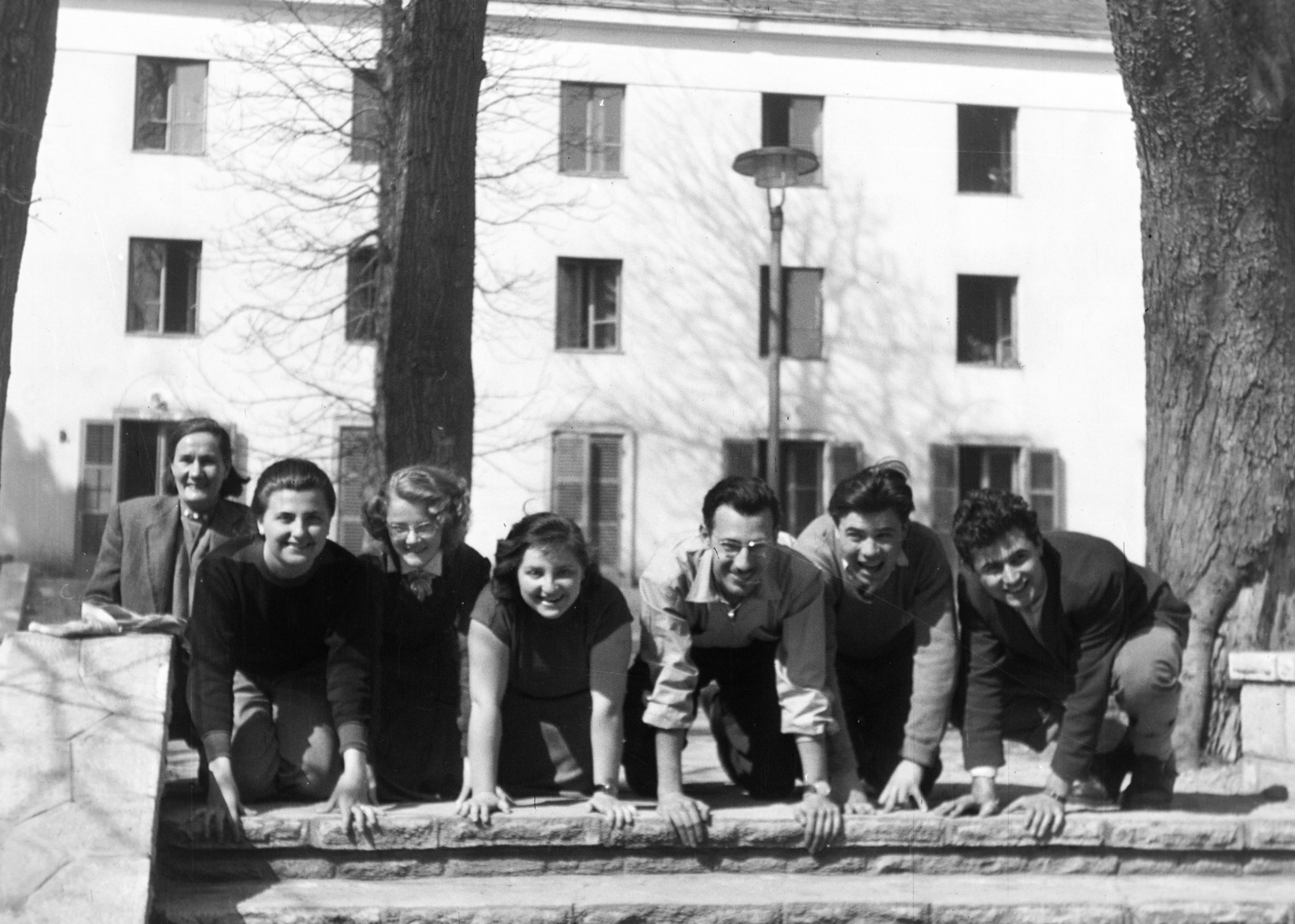 Hungary, Budapest XII., Zugligeti út 9-25., a felvétel a Magyar Iparművészeti Főiskola (később Moholy-Nagy Művészeti Egyetem) parkjában készült., 1956, Kádár József, Budapest, youth, tableau, jesting, stairs, Fortepan #185723