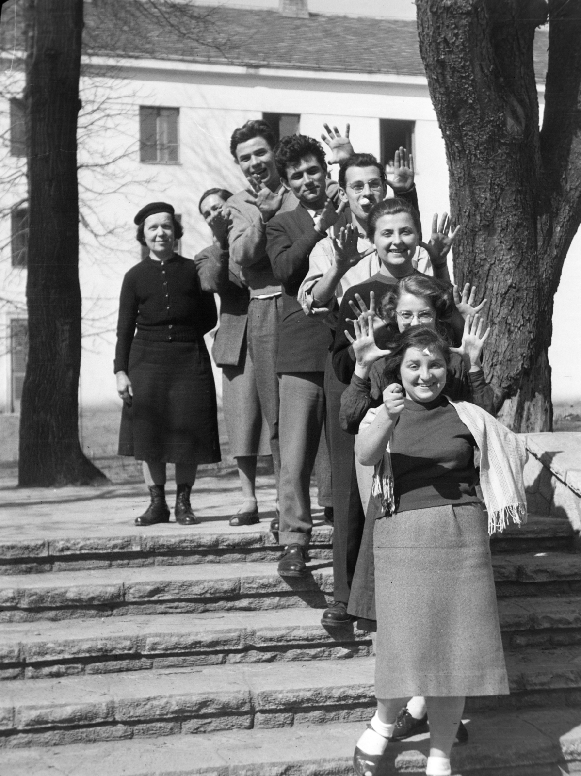Hungary, Budapest XII., Zugligeti út 9-25., a felvétel a Magyar Iparművészeti Főiskola (később Moholy-Nagy Művészeti Egyetem) parkjában készült., 1956, Kádár József, Budapest, youth, tableau, jesting, stairs, Fortepan #185724