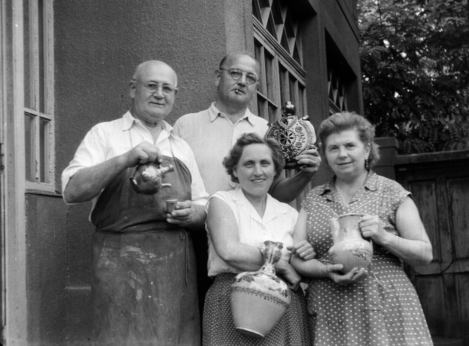 Magyarország, Mezőtúr, V. utca 6., ifjabbb Badár Balázs otthona, bal szélen ifjabb Badár Balázs fazekasmester., 1957, Kádár József, csoportkép, korsó, kerámia, Fortepan #185740