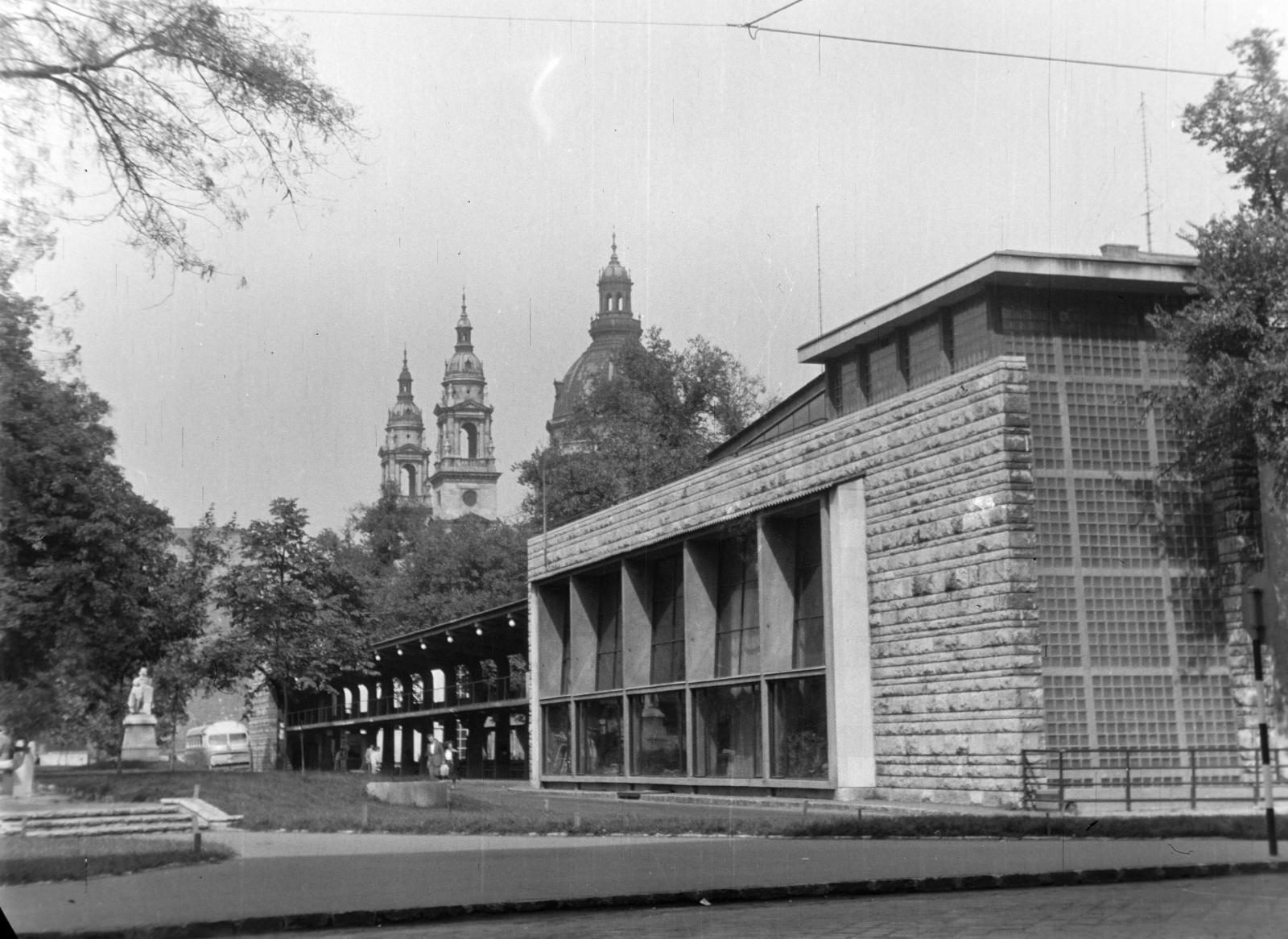 Magyarország, Budapest V., Erzsébet (Engels) tér, MÁVAUT autóbusz-pályaudvar. Háttérben a Szent István-bazilika., 1957, Kádár József, Budapest, modern építészet, Fortepan #185742