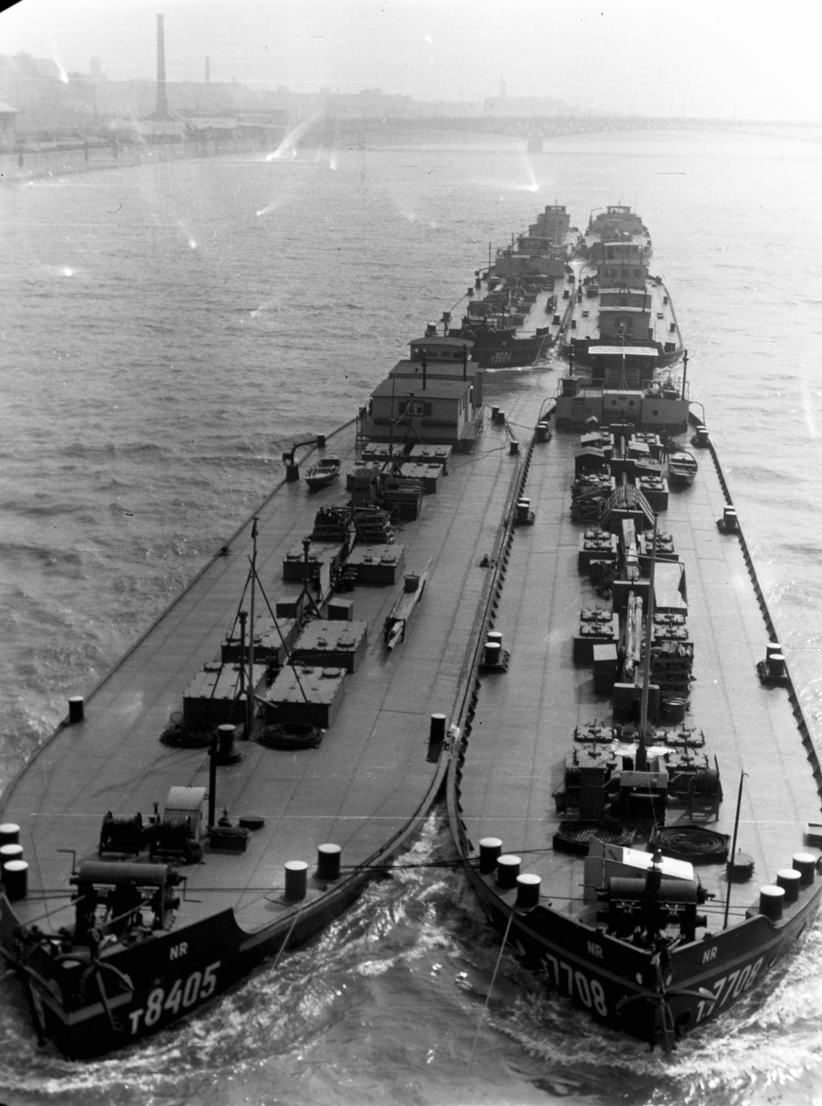 Magyarország, Budapest IX., uszályok a Dunán a Szabadság hídról nézve. A távolban a Petőfi híd., 1957, Kádár József, Budapest, uszály, Fortepan #185743