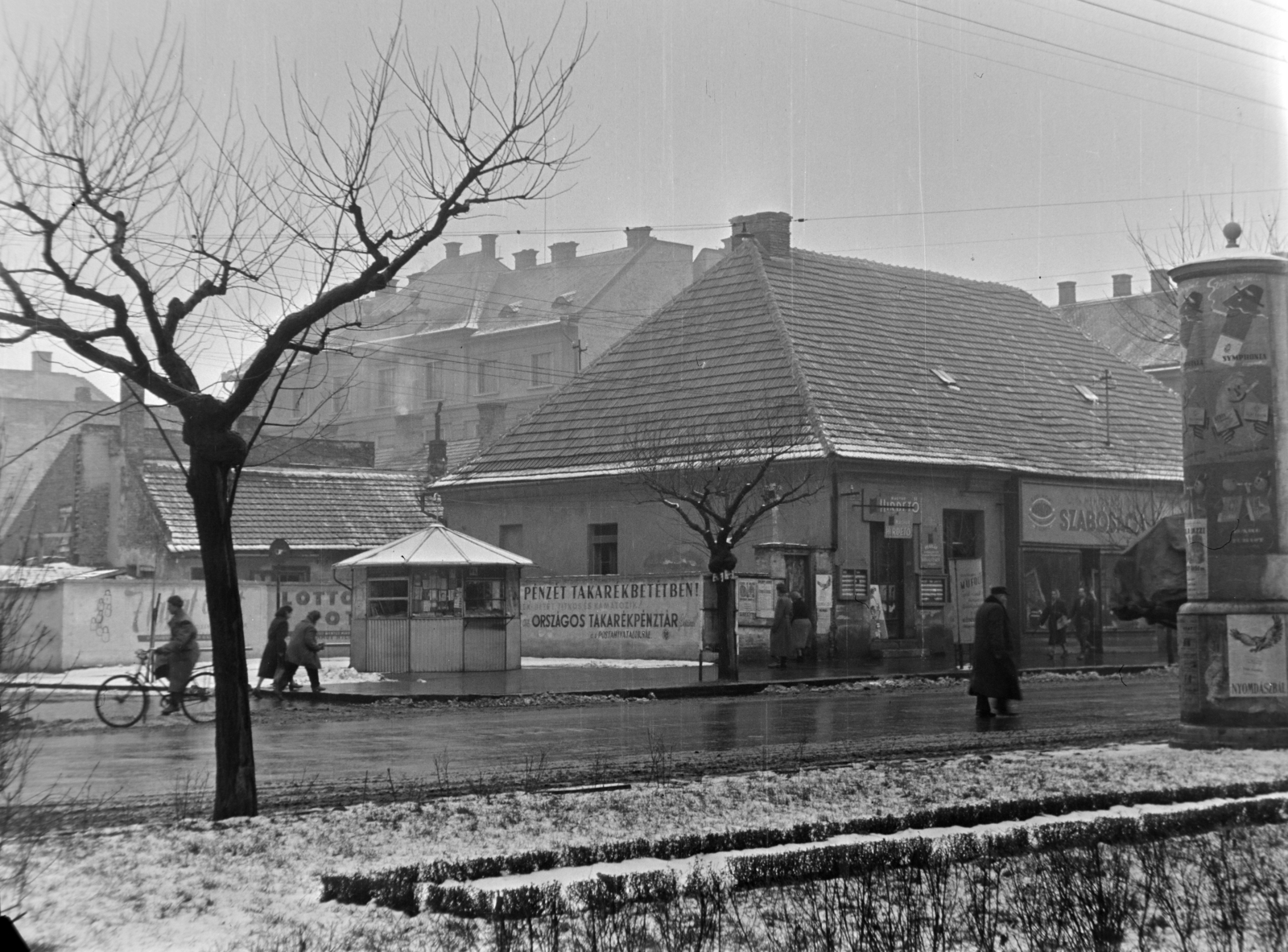 Hungary, Szolnok, Kossuth Lajos út, balra a Szigligeti utca torkolata, háttérben a Táncsics Mihály utca házsora., 1958, Kádár József, ad pillar, tailors, ad, Fortepan #185744
