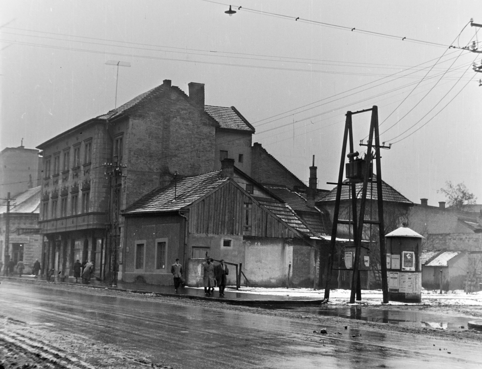 Magyarország, Szolnok, Baross utca (Beloiannisz út), szemben a 26. számú épület után a Zrinyi utca torkolata., 1957, Kádár József, utcakép, villanyoszlop, hirdetőoszlop, Fortepan #185747