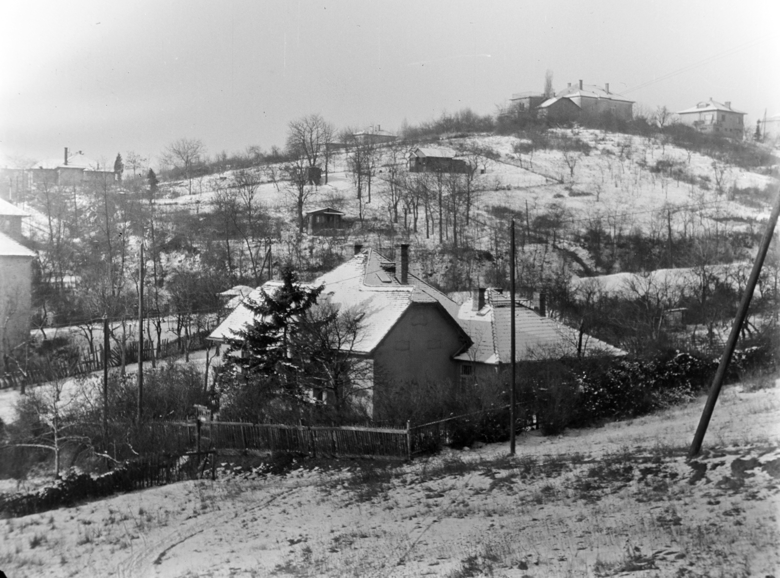 Magyarország, Budapest II., rálátás a Kapor utca 6-os számú házra a Bimbó út felől., 1957, Kádár József, Budapest, havas táj, Fortepan #185748