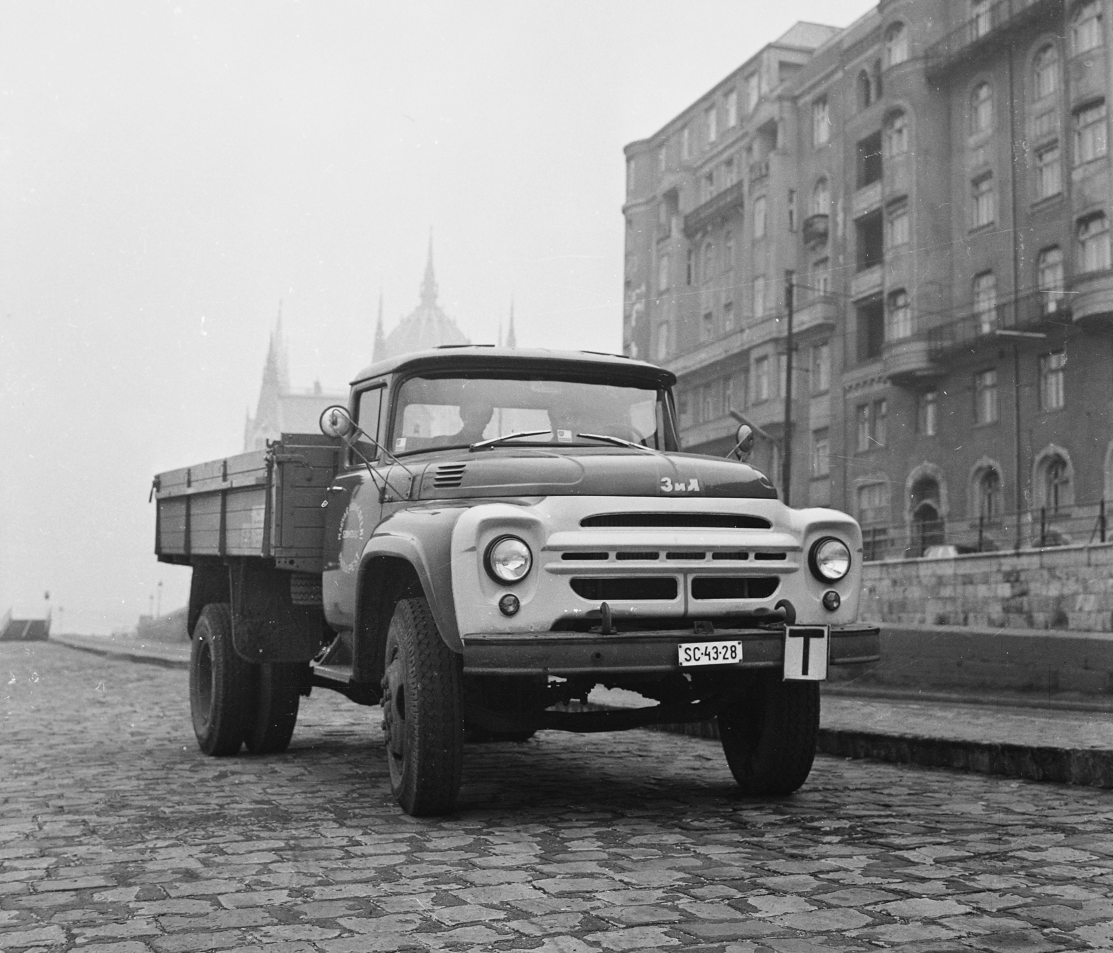 Hungary, Budapest V., Széchenyi rakpart, háttérben az Országház, Zil teherautó., 1969, MHSZ, Soviet brand, commercial vehicle, ZIL-brand, number plate, learner driver, Budapest, Fortepan #18575