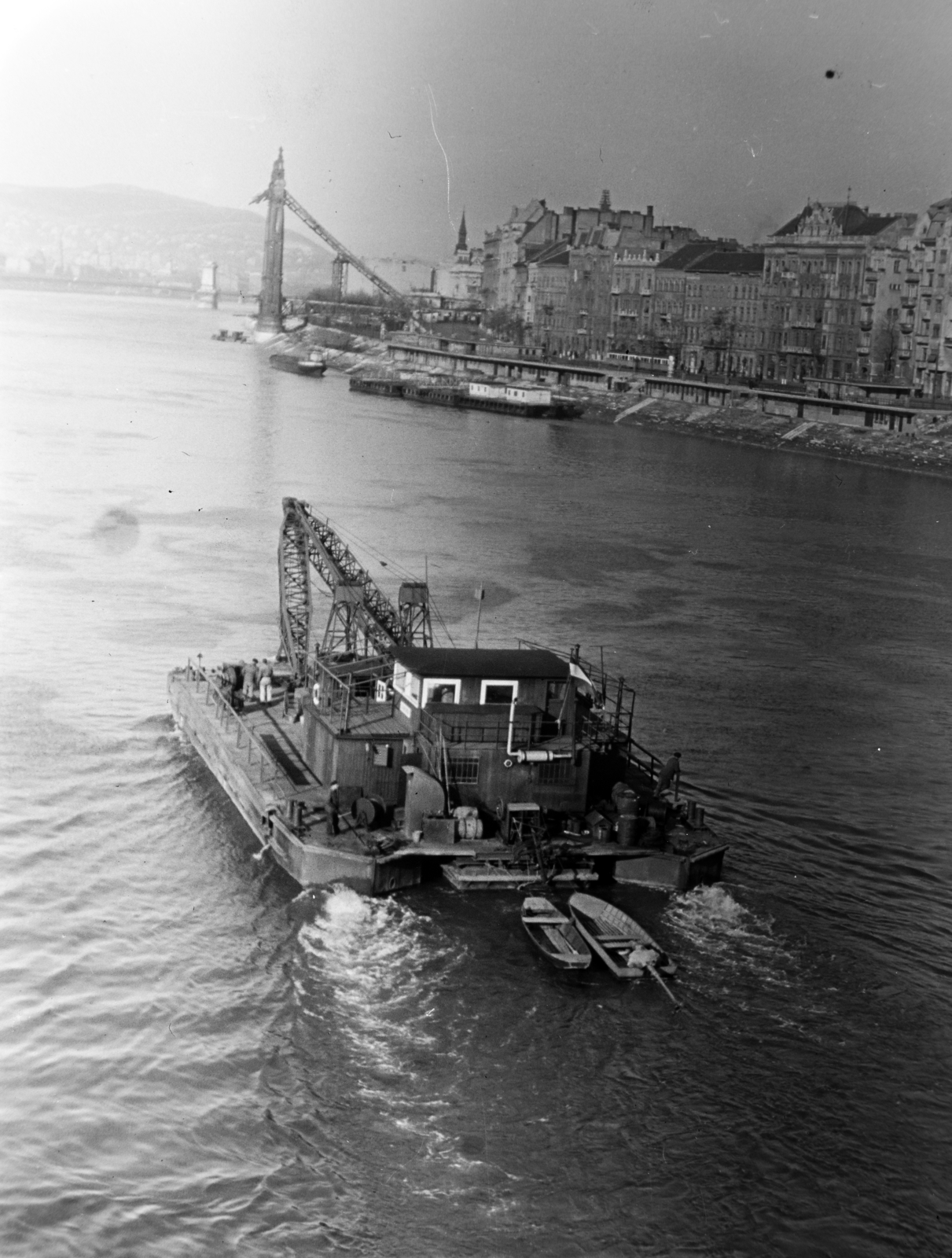 Hungary, Budapest V., kilátás a Szabadság hídról a Belgrád rakpart és a lerombolt Erzsébet híd pesti hídfője felé., 1957, Kádár József, Budapest, wrecked bridge, ship, Fortepan #185751