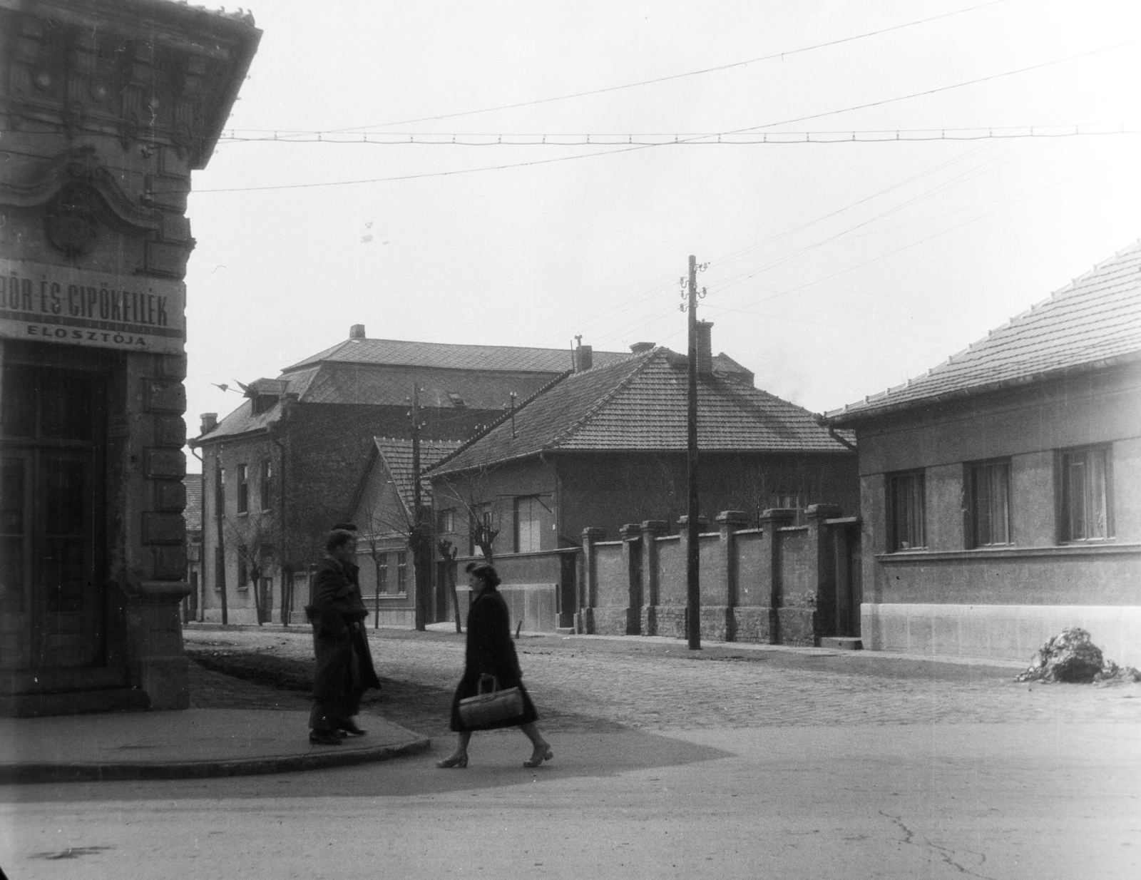 Magyarország, Szolnok, Baross utca (Beloiannisz út), szemben a Zrínyi utca., 1957, Kádár József, utcakép, cipőgyártás, Fortepan #185752