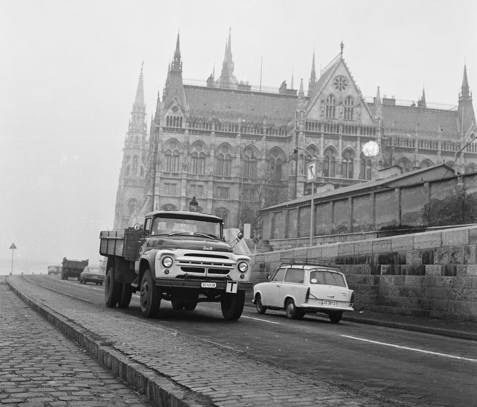 Magyarország, Budapest V., Széchenyi rakpart, háttérben az Országház, Zil teherautó., 1969, MHSZ, német gyártmány, Trabant-márka, szovjet gyártmány, teherautó, ZIL-márka, Steindl Imre-terv, országház, neogótika, Trabant 601, ZiL-130, rendszám, tanuló vezető, eklektikus építészet, Budapest, Fortepan #18576