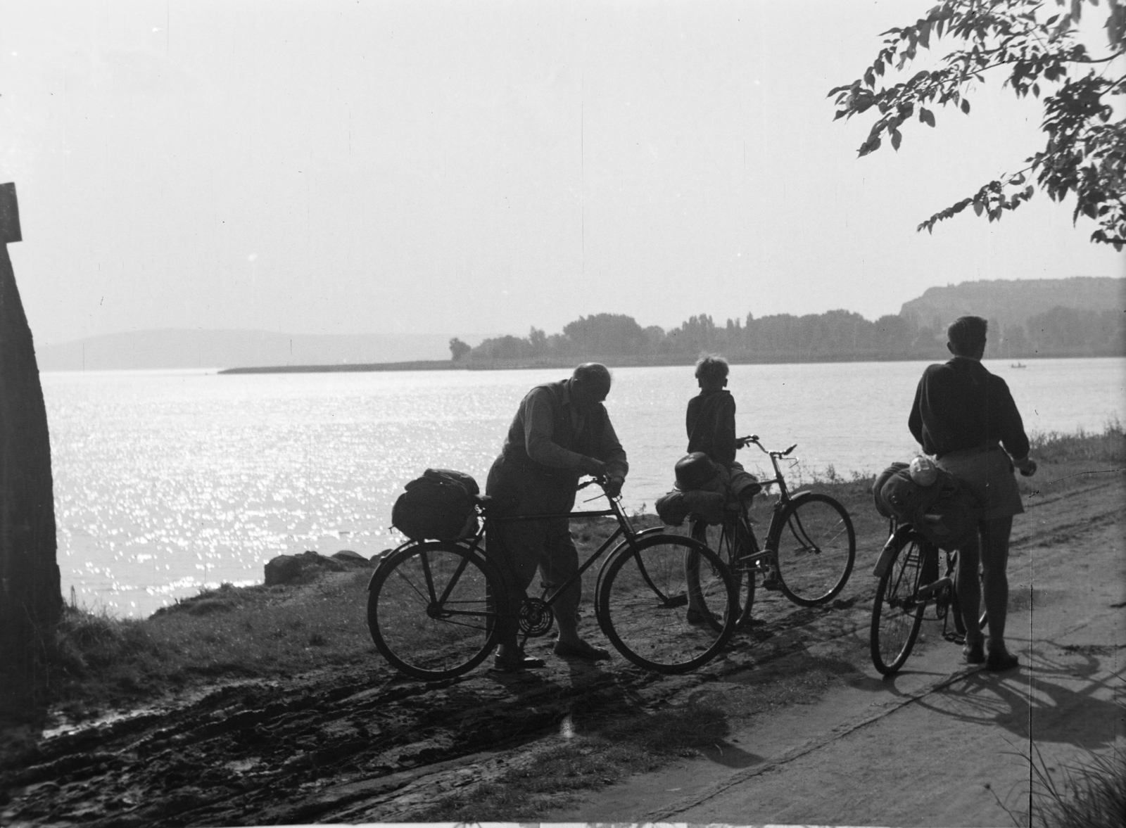 Hungary, Balatonkenese, Parti sétány., 1959, Kádár József, bicycle, backpack, Fortepan #185781