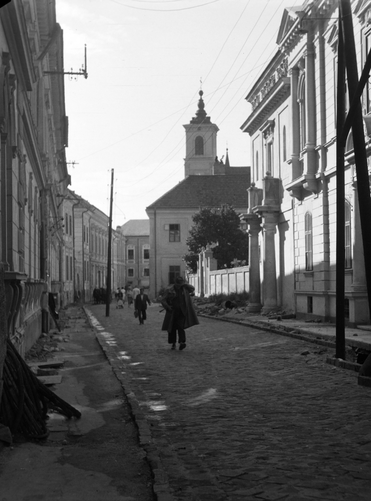 Hungary, Veszprém, Vár (Tolbuhin) utca, Lovassy László (egykor Piarista) gimnázium, háttérben a Piarista templom., 1959, Kádár József, street view, Fortepan #185784