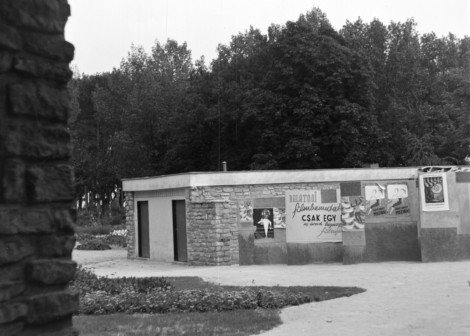 Hungary, Balatonfüred, Jókai Mór utca a Tagore sétány végénél, ma itt áll a Szabadtéri Színpad., 1960, Kádár József, row of shops, movie schedule, Fortepan #185792