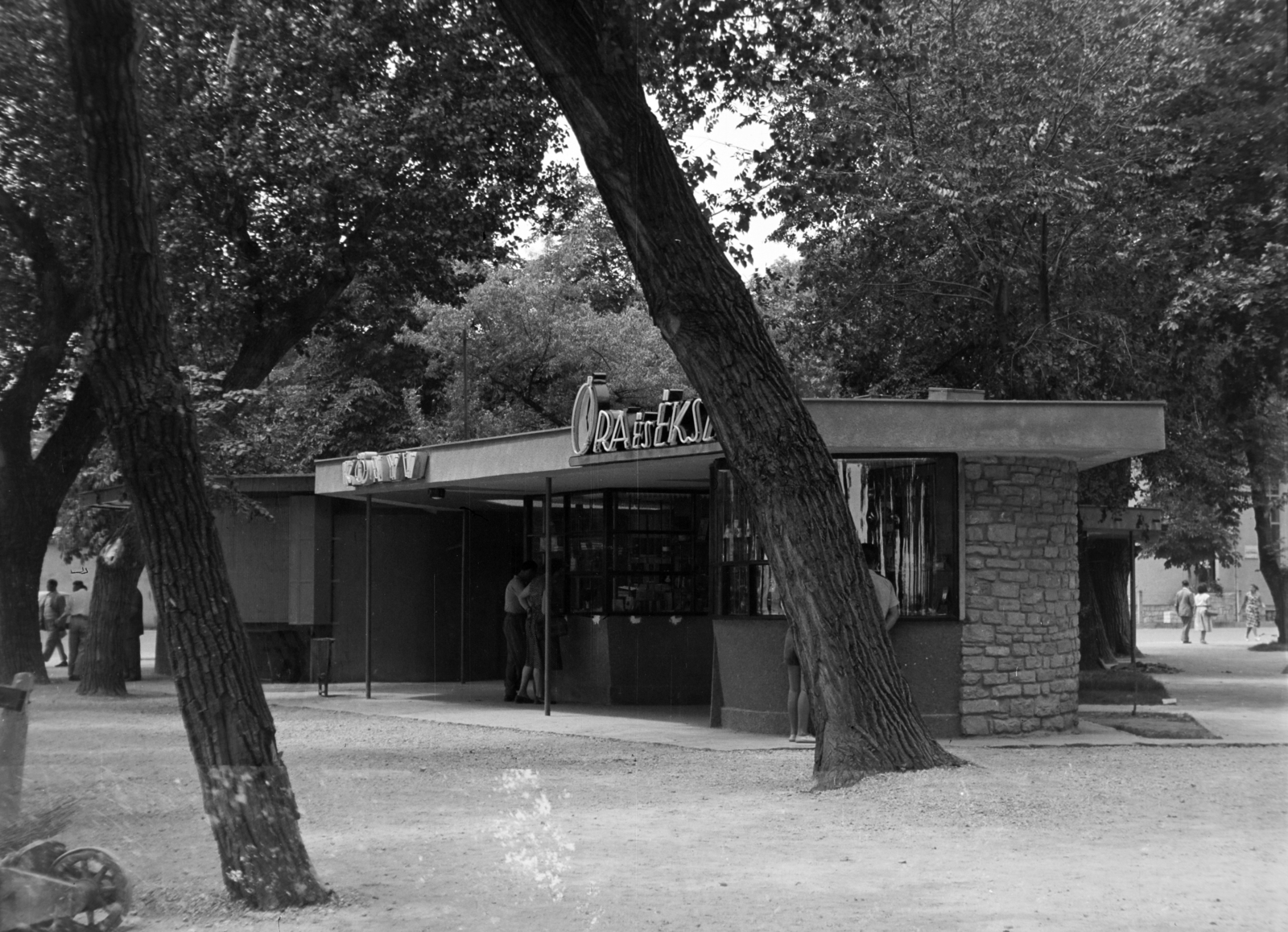 Hungary, Balatonfüred, Jókai Mór utca a Tagore sétány végénél, ma itt áll a Szabadtéri Színpad., 1960, Kádár József, row of shops, Fortepan #185797