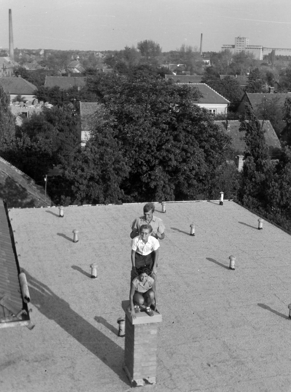 Hungary, Szolnok, a Bajcsy-Zsilinszky út 2. alatti általános iskola lapostetője, jobbra fent a távolban a Tisza-parti Gabonatárház épülete látszik., 1960, Kádár József, chimney, feat, Fortepan #185799