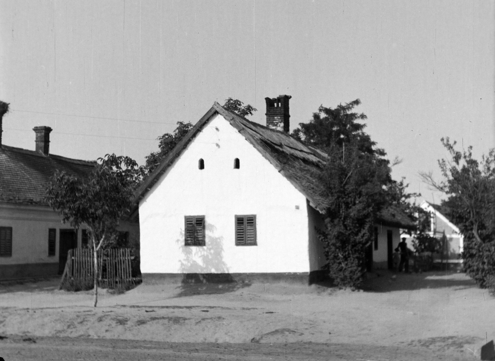 1960, Kádár József, farmhouse, chimney, venetian blind, lath fence, tile roof , untitled, dirt road, thatch roof, Fortepan #185810