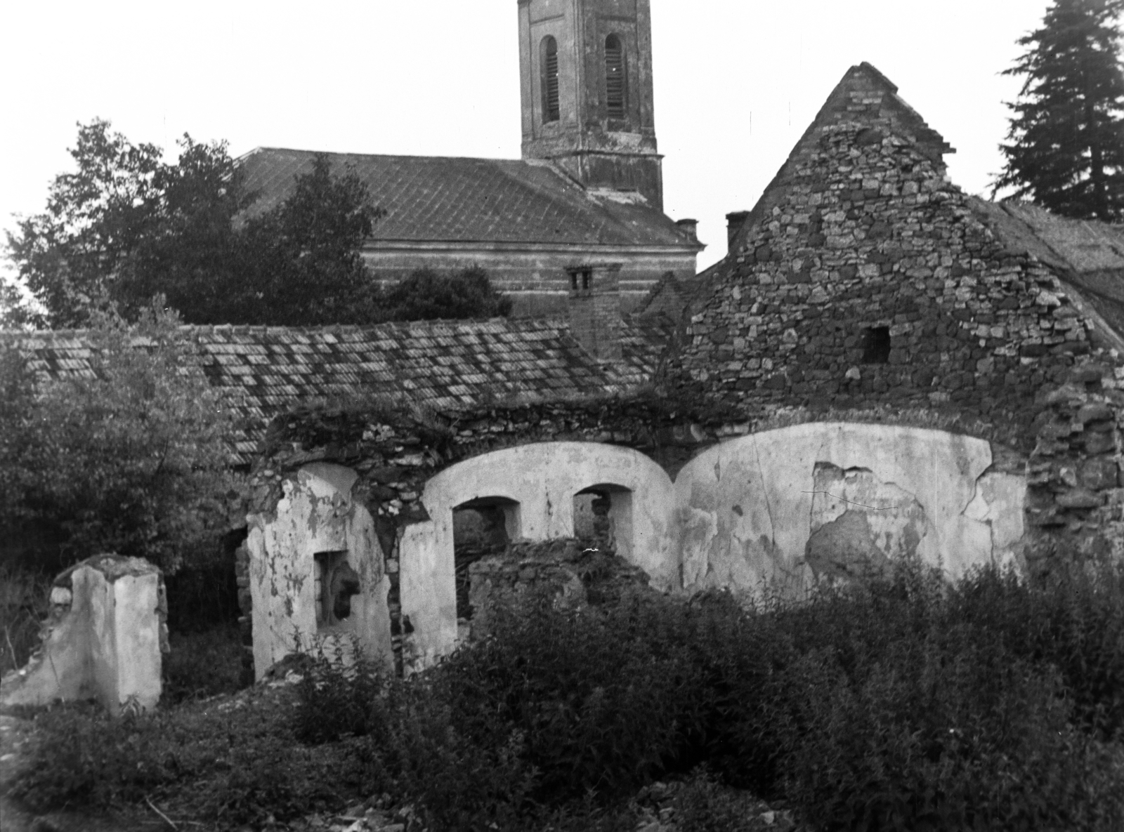 Hungary, Felsőörs, háttérben a református templom., 1960, Kádár József, ruins, Fortepan #185814