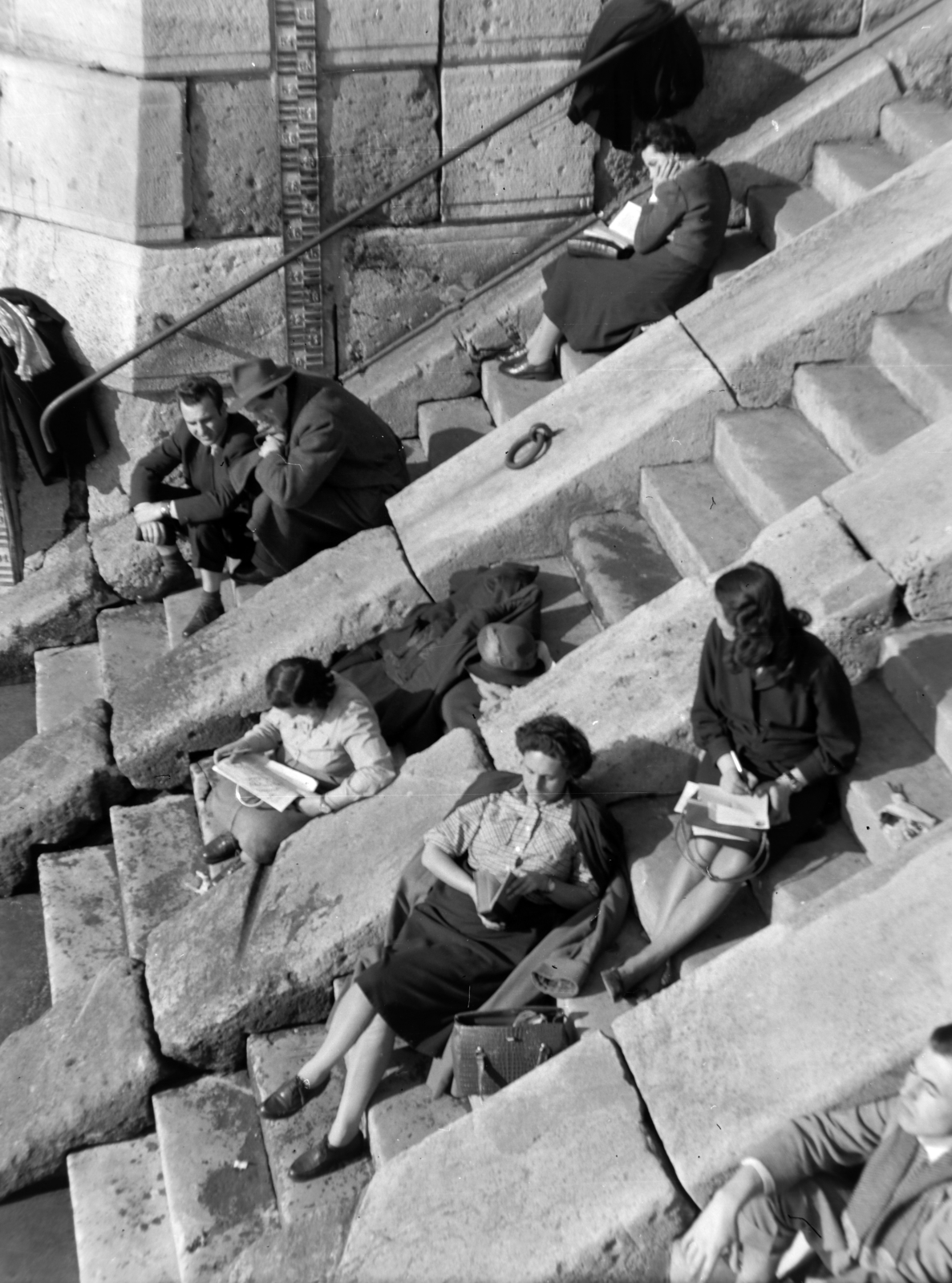 Magyarország, Budapest V., pesti alsó rakpart az Erzsébet híd mellett., 1960, Kádár József, Budapest, lépcsőn ülni, vízszintjelző, olvasás, Fortepan #185822