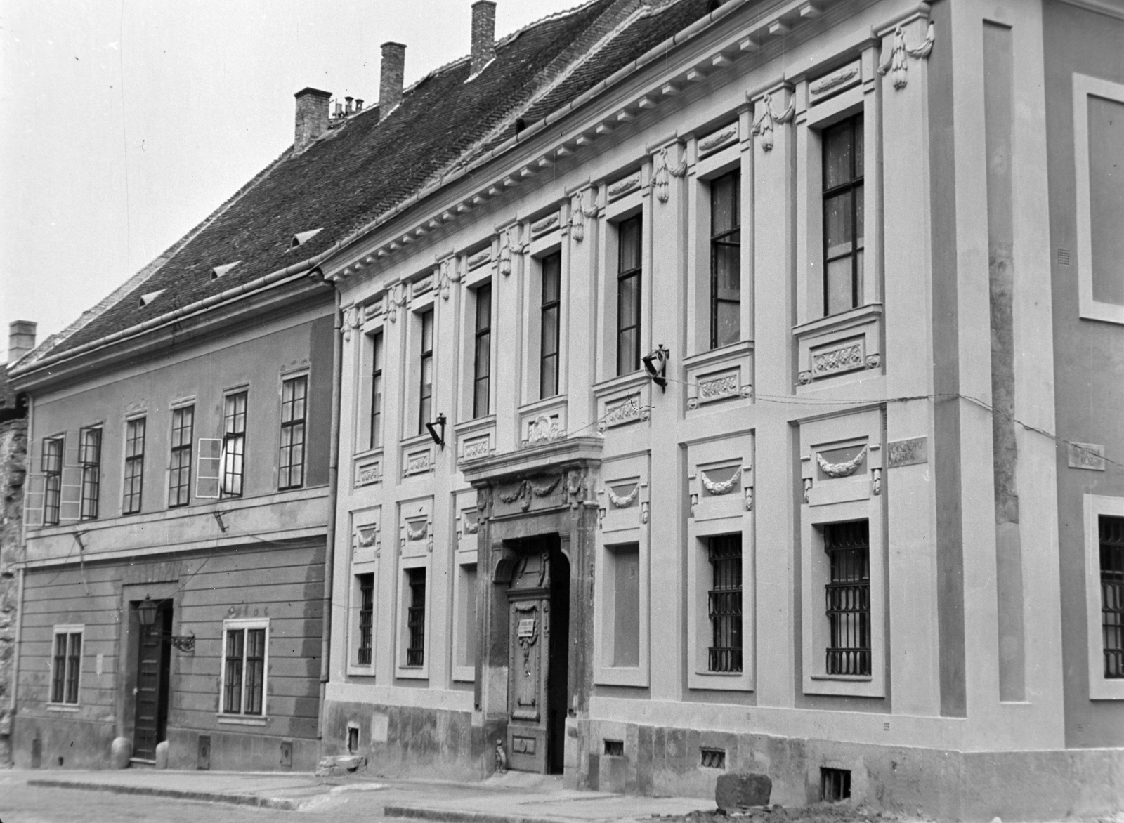 Magyarország, budai Vár, Budapest I., Országház utca 7. és 5., jobbra a Fortuna köz., 1960, Kádár József, Budapest, épületdísz, Fortepan #185826