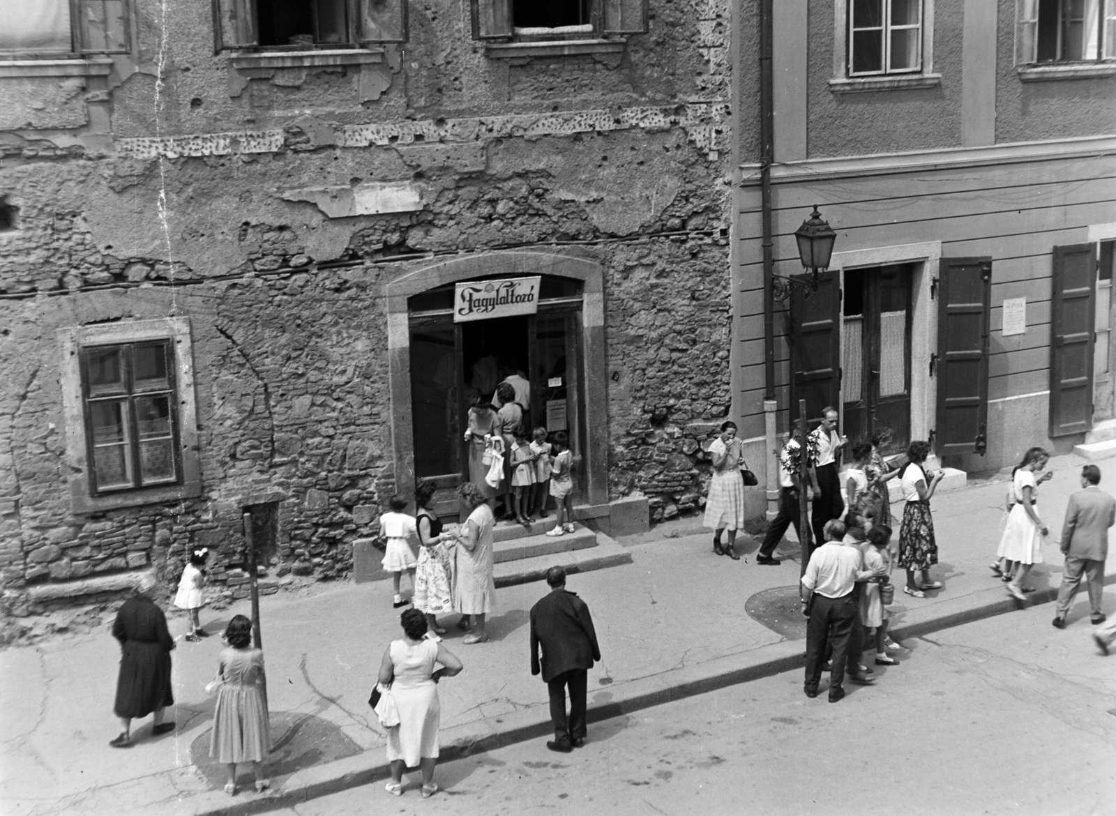 Hungary, Budapest I., Szentháromság utca, szemben az átalakítás alatt álló Ruszwurm cukrászda., 1958, Kádár József, Budapest, bullet hole, tourist, Fortepan #185829