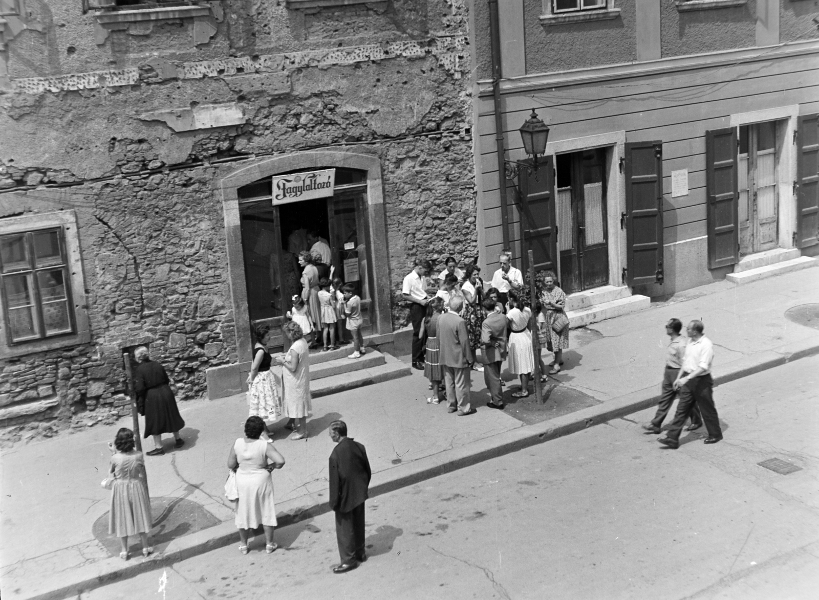 Magyarország, budai Vár, Budapest I., Szentháromság utca, szemben az átalakítás alatt álló Ruszwurm cukrászda., 1959, Kádár József, Budapest, turista, Fortepan #185830