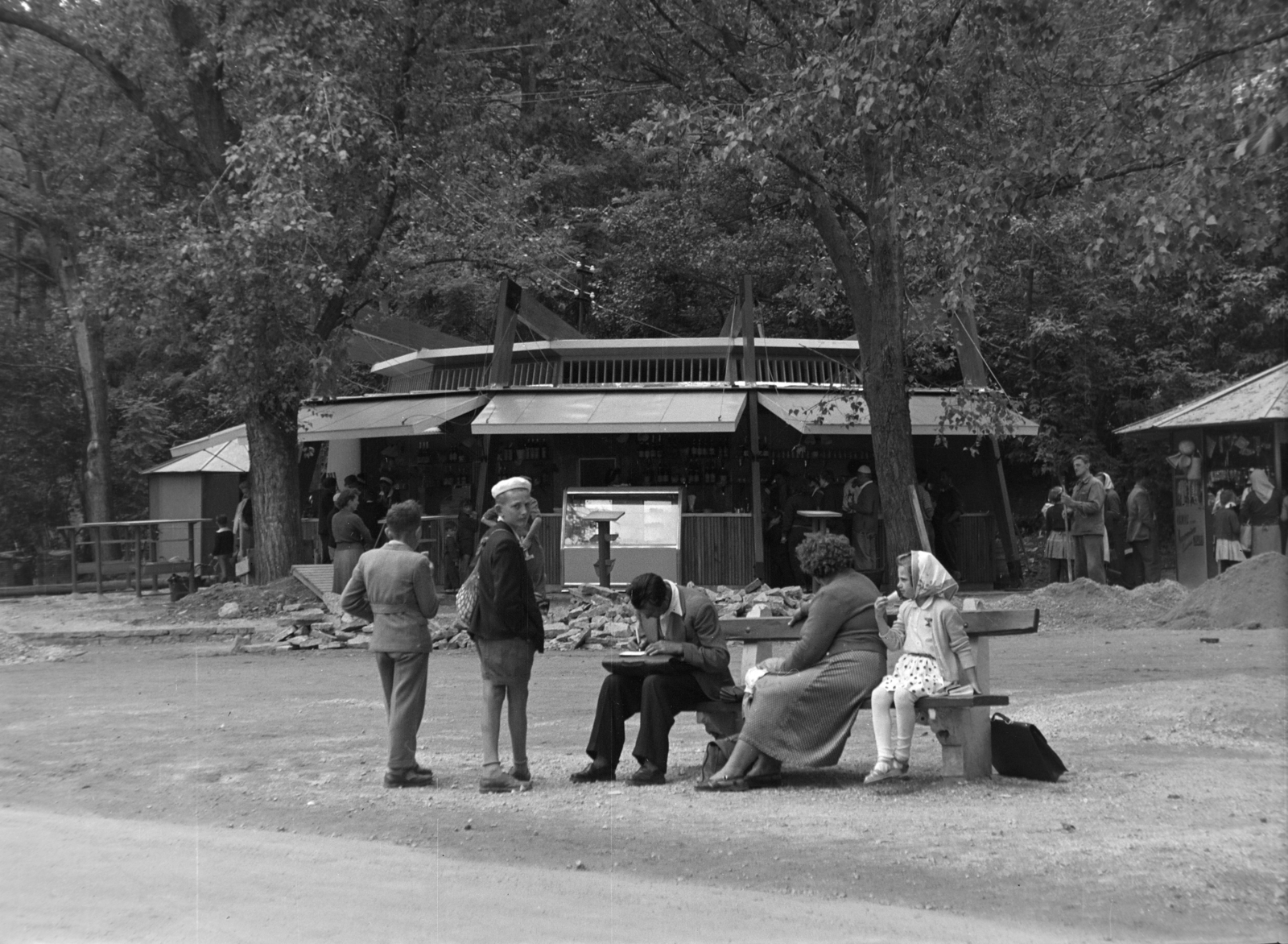 Magyarország,Balaton, Tihany, Gödrös., 1960, Kádár József, bámészkodás, pad, Fortepan #185833