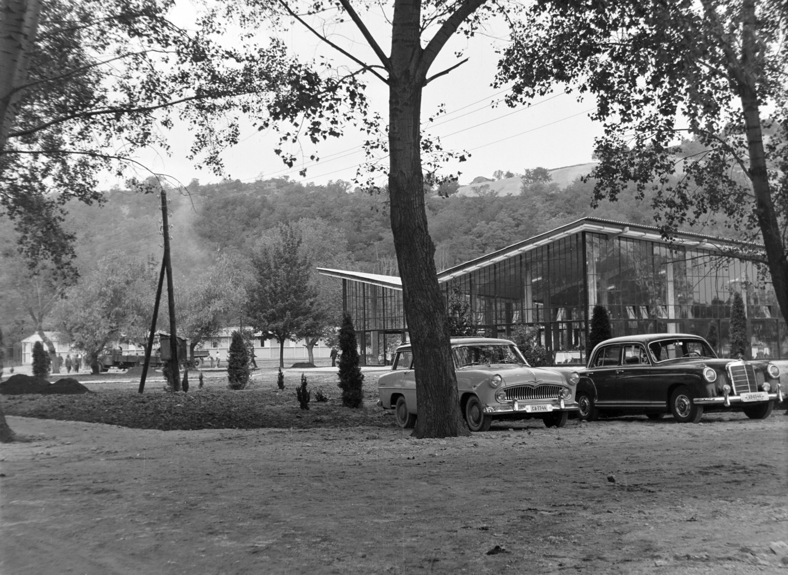 Magyarország,Balaton, Tihany, Motel, étterem., 1960, Kádár József, Mercedes-márka, Simca-márka, modern építészet, Fortepan #185836